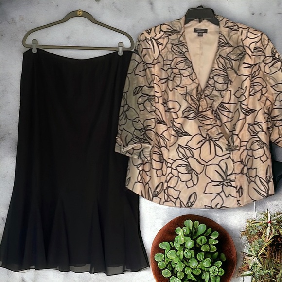 Dress Barn Dresses & Skirts - Dress Barn skirt &jacket set black/beige size 22W/24W elastic waist skirt